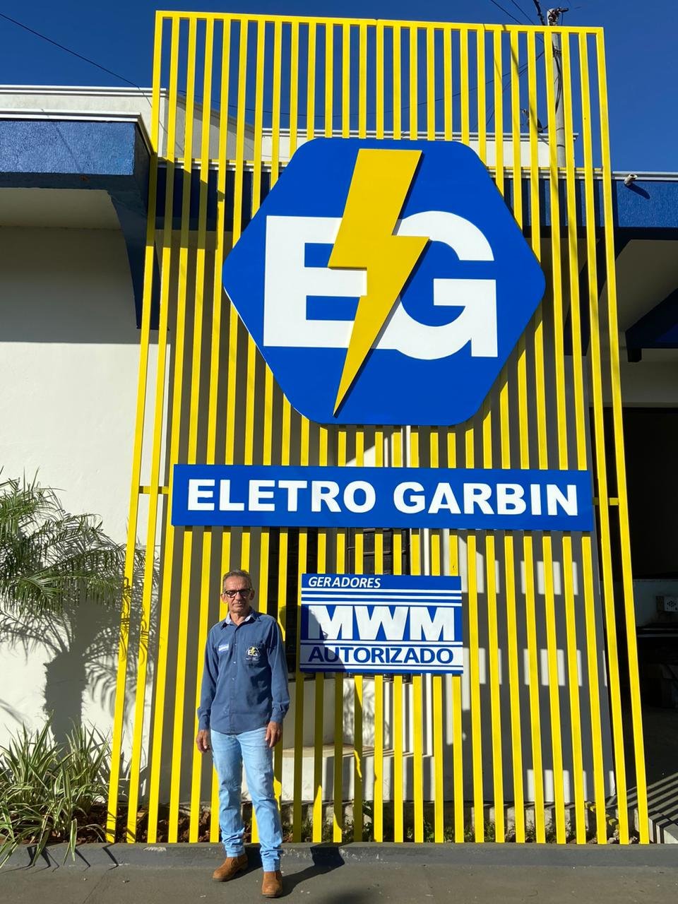 Ailton Garbin, fundador da Eletro Garbin, em frente à fachada da empresa