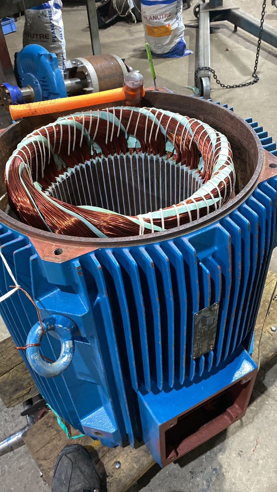 Motor desmontado para rebobinamento