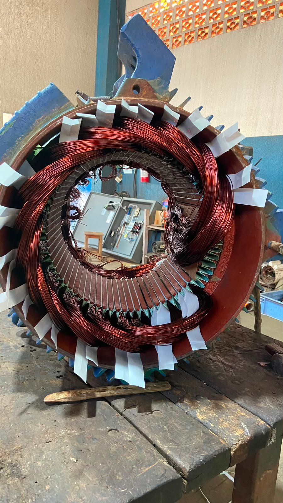Técnico realizando rebobinamento